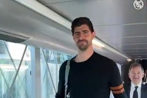 官方：皇马启程前往伦敦，缺席上轮联赛的库尔图瓦也随队出征